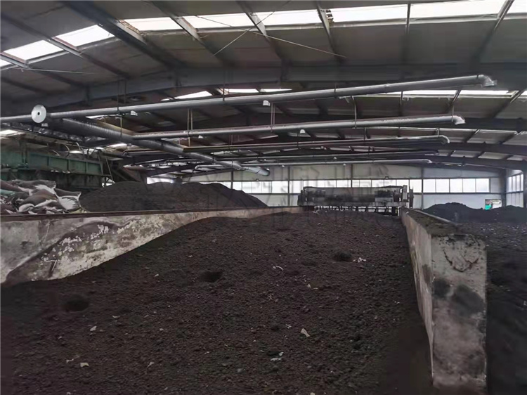 發(fā)酵場地 槽式翻堆機(jī)