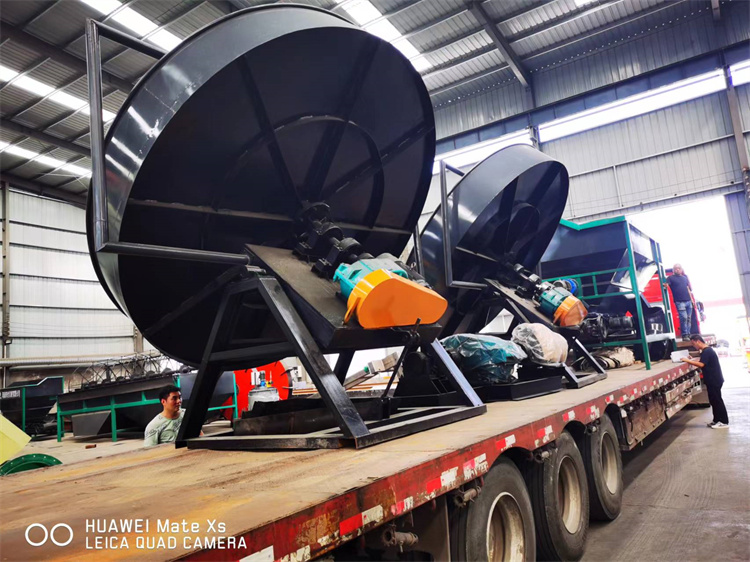 廣東惠州客戶年產(chǎn)3萬噸顆粒有機肥生產(chǎn)線第六車發(fā)貨現(xiàn)場