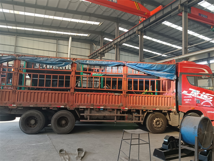 年產(chǎn)一萬(wàn)噸粉劑有機(jī)肥生產(chǎn)線發(fā)貨現(xiàn)場(chǎng)