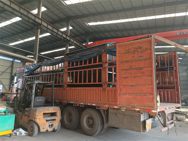 年產(chǎn)一萬(wàn)噸粉劑有機(jī)肥生產(chǎn)線發(fā)貨現(xiàn)場(chǎng)