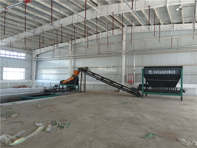 羊糞有機(jī)肥給料機(jī),肥料自動操作鏟車料倉