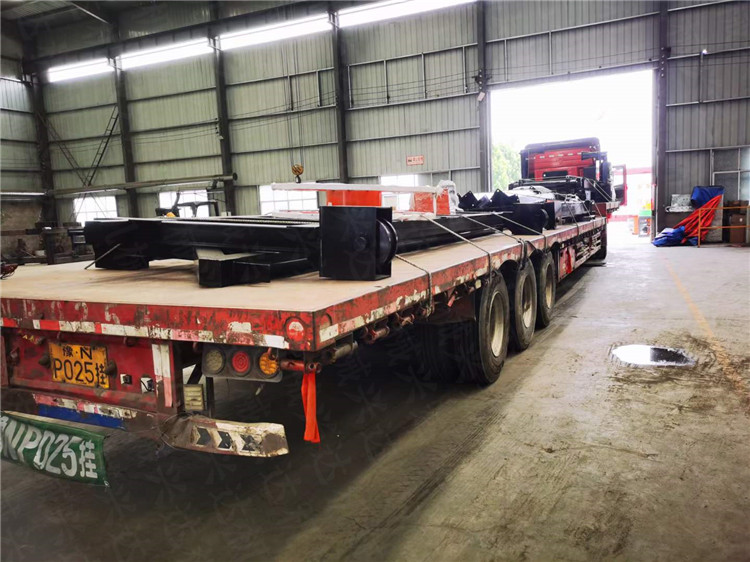 海南陵水縣客戶年產(chǎn)2萬(wàn)噸顆粒有機(jī)肥生產(chǎn)線鏈板翻拋機(jī)發(fā)貨現(xiàn)場(chǎng)