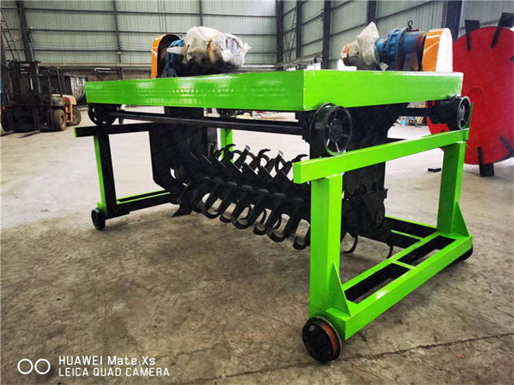 小型發(fā)酵槽式翻拋機(jī),處理豬糞酒糟腐熟翻堆成有機(jī)肥,堆肥效率高