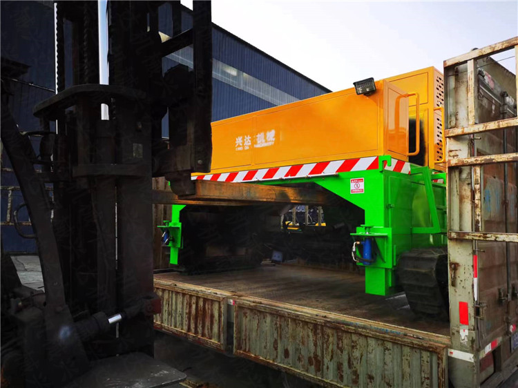 2.5米有機(jī)肥發(fā)酵設(shè)備無(wú)人駕駛履帶翻拋機(jī)發(fā)貨現(xiàn)場(chǎng)