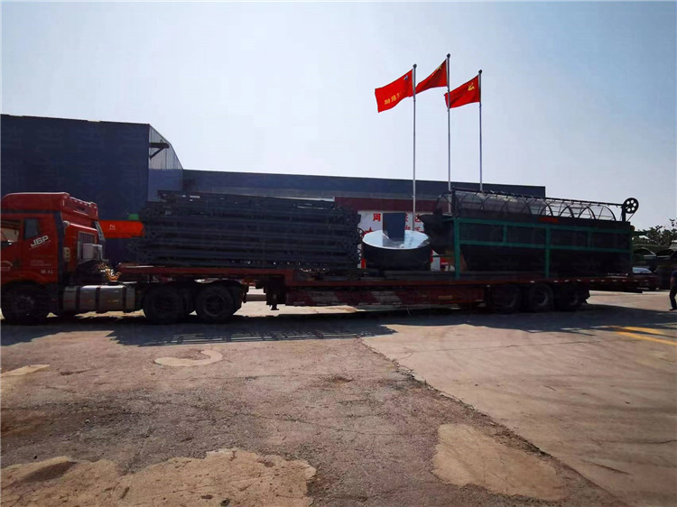 貴州紫陽縣年產(chǎn)3萬噸免烘干造粒機(jī)生產(chǎn)線 第三車 皮帶輸送機(jī) 1.8米篩分機(jī) 發(fā)貨現(xiàn)場(chǎng)