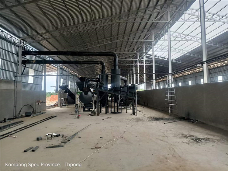 木薯渣豬糞原料加工有機(jī)肥配套生產(chǎn)線設(shè)備工藝現(xiàn)場(chǎng)