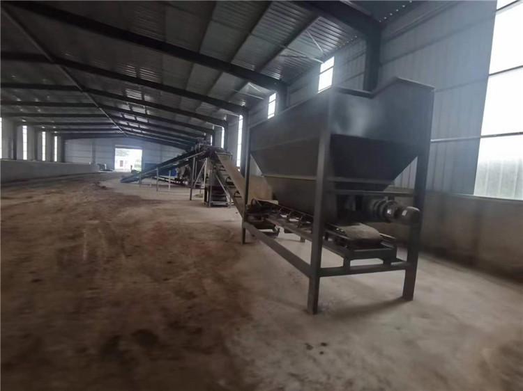 木薯渣豬糞原料加工有機(jī)肥配套生產(chǎn)線設(shè)備工藝現(xiàn)場(chǎng)